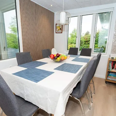 6 Person In Struer-by Traum